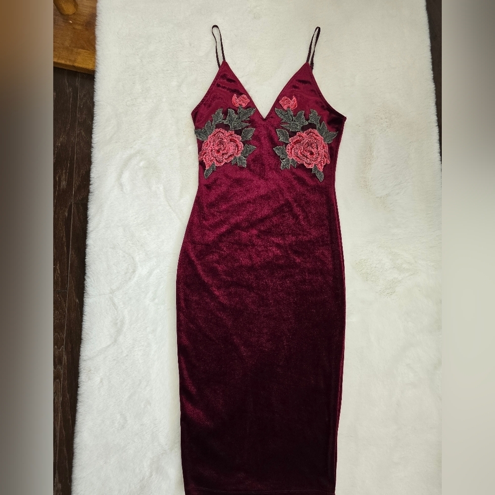 KTOO Burgandy Velvet Midi Dress With Rose Embroidery - Picture 2 of 9